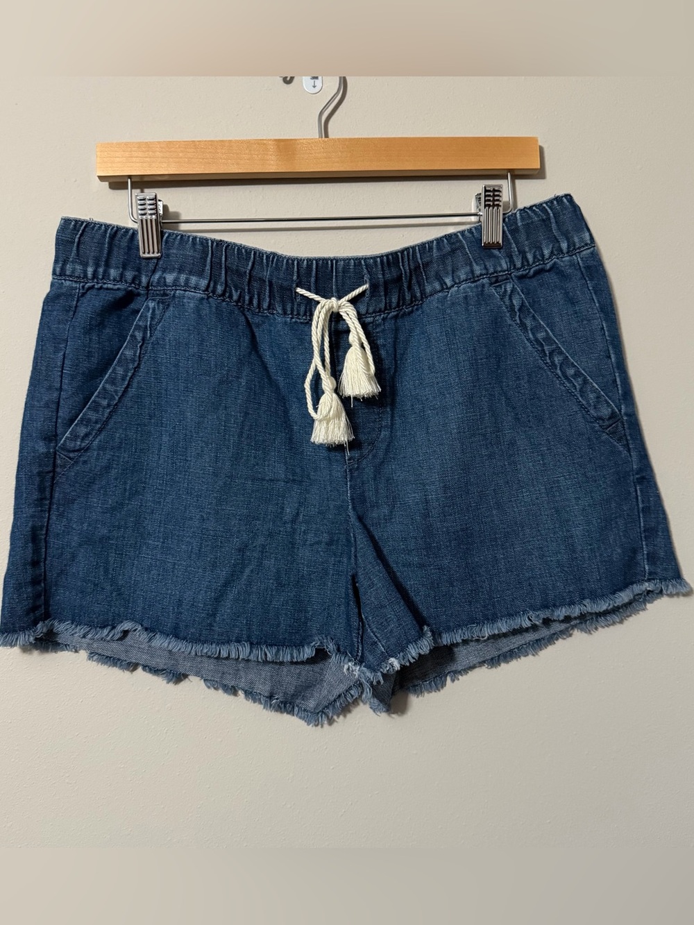 LOFT Linen Blend Chambray Pull On Shorts Size 6 Elastic Waist Tassel Tie